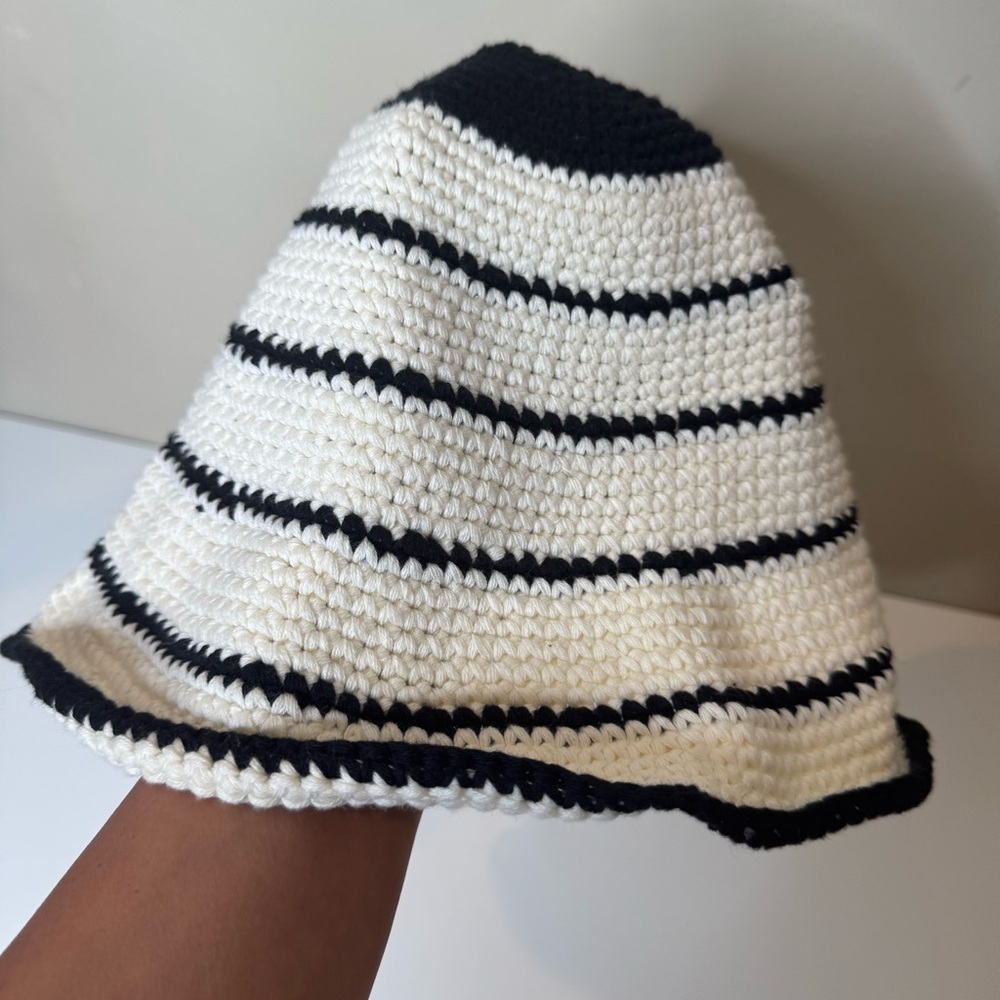 Zara women’s Black and White Crochet Hat size medium. NWOT